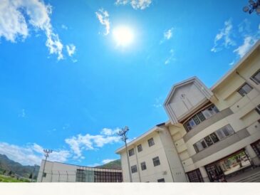 明日、運動会。校舎は静かに、空は高く。