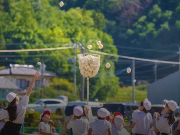 玉入れの空に、初夏の山が笑う