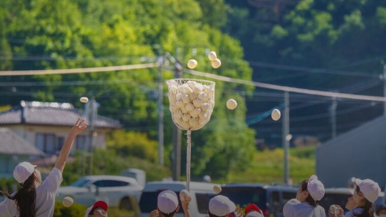 玉入れの空に、初夏の山が笑う