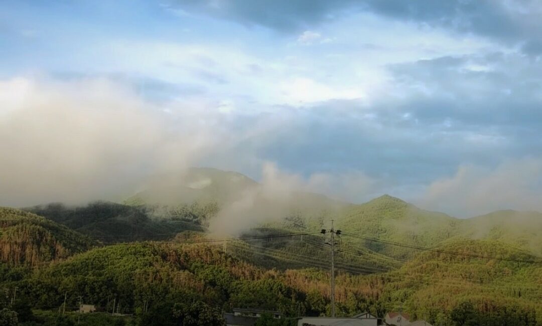 霧をまとう山並み、秘境のごとく