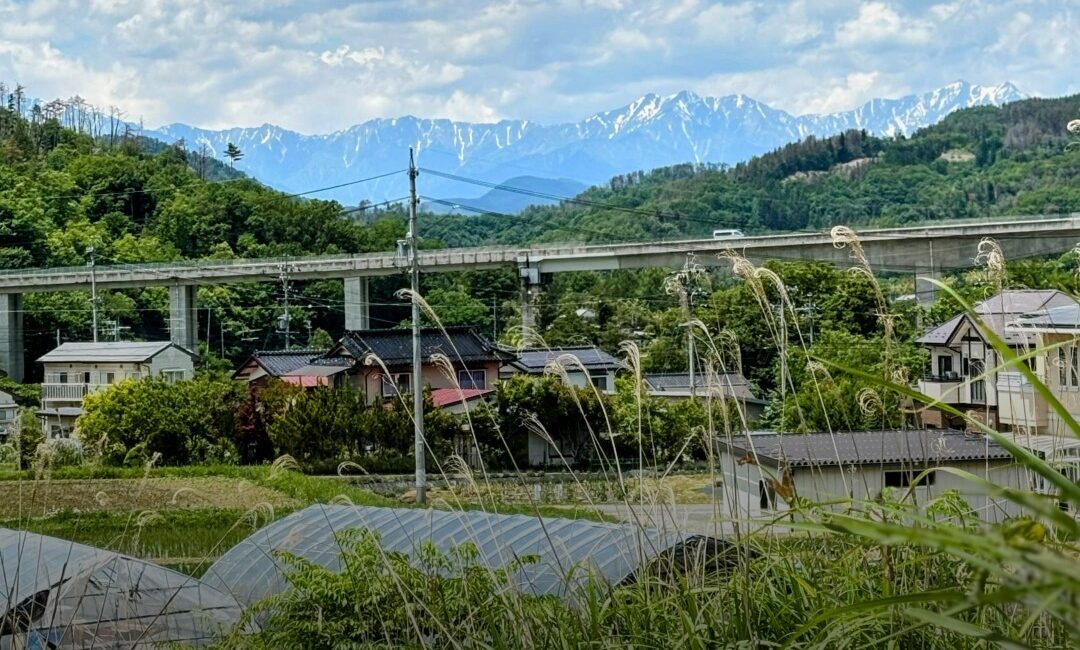 電車を待つあいだ、北アルプスが見ている