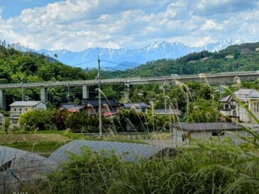 電車を待つあいだ、北アルプスが見ている