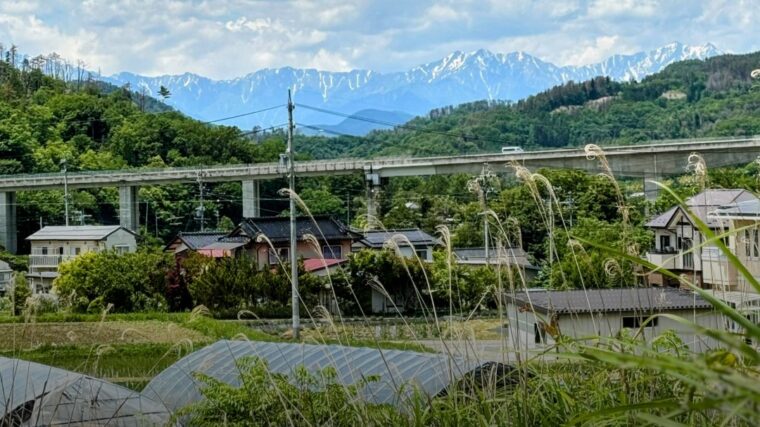 電車を待つあいだ、北アルプスが見ている