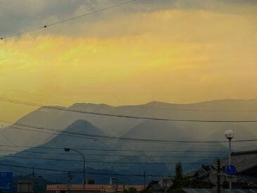 役場前の坂道、その先に幻の山並み