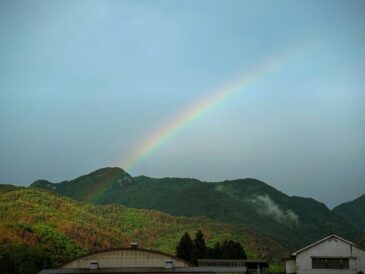 夕立のあと、筑北に虹が立つ