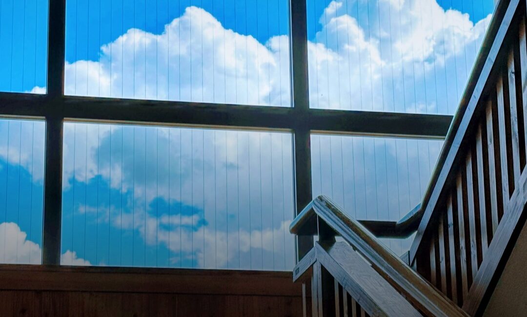 窓いっぱいの空の下、月よう放課後のにぎわい