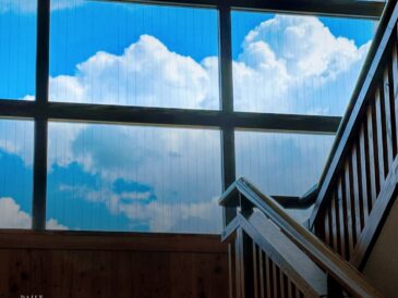 窓いっぱいの空の下、月よう放課後のにぎわい